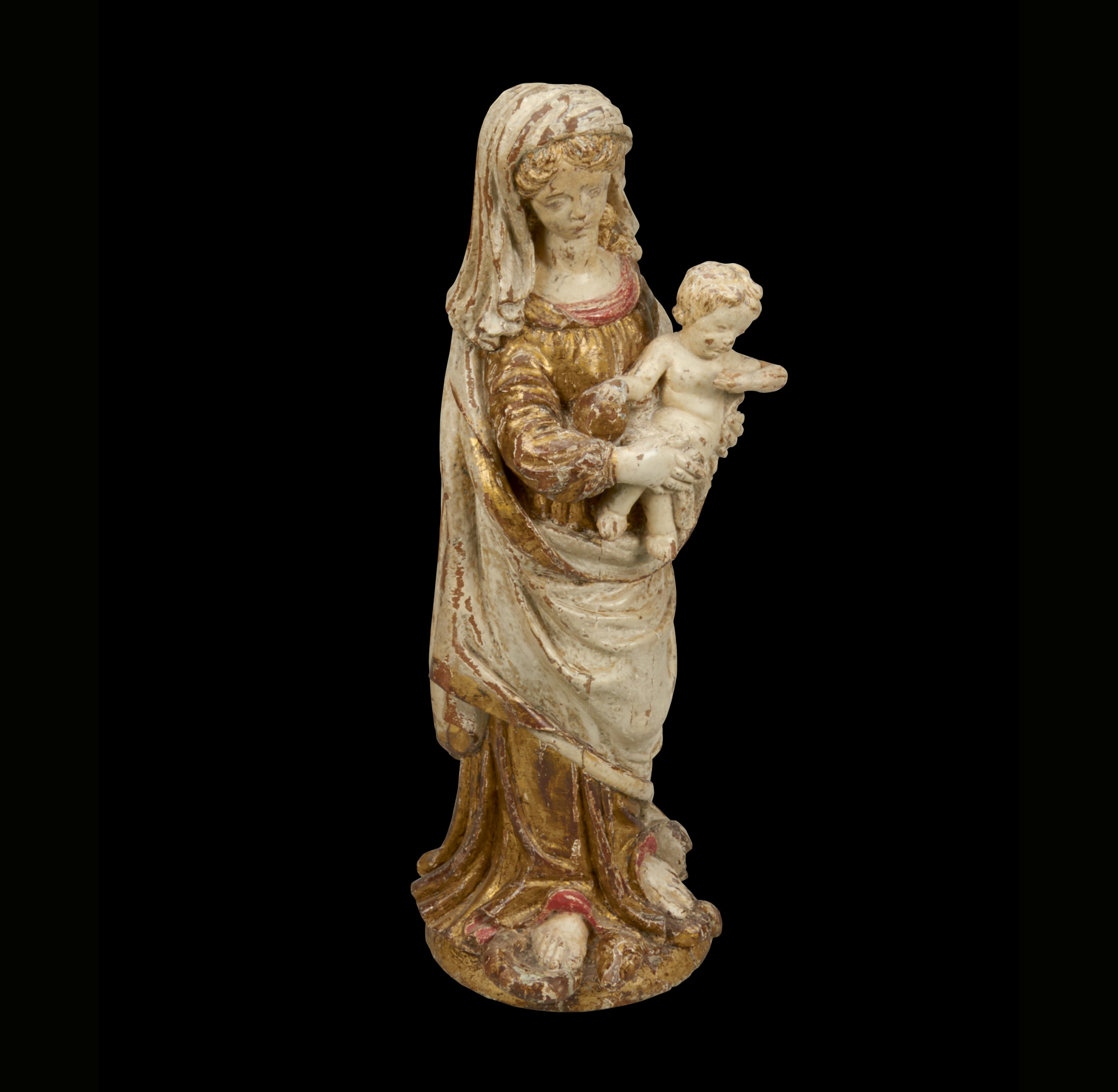 Petite statue dorée d'une femme tenant un enfant.