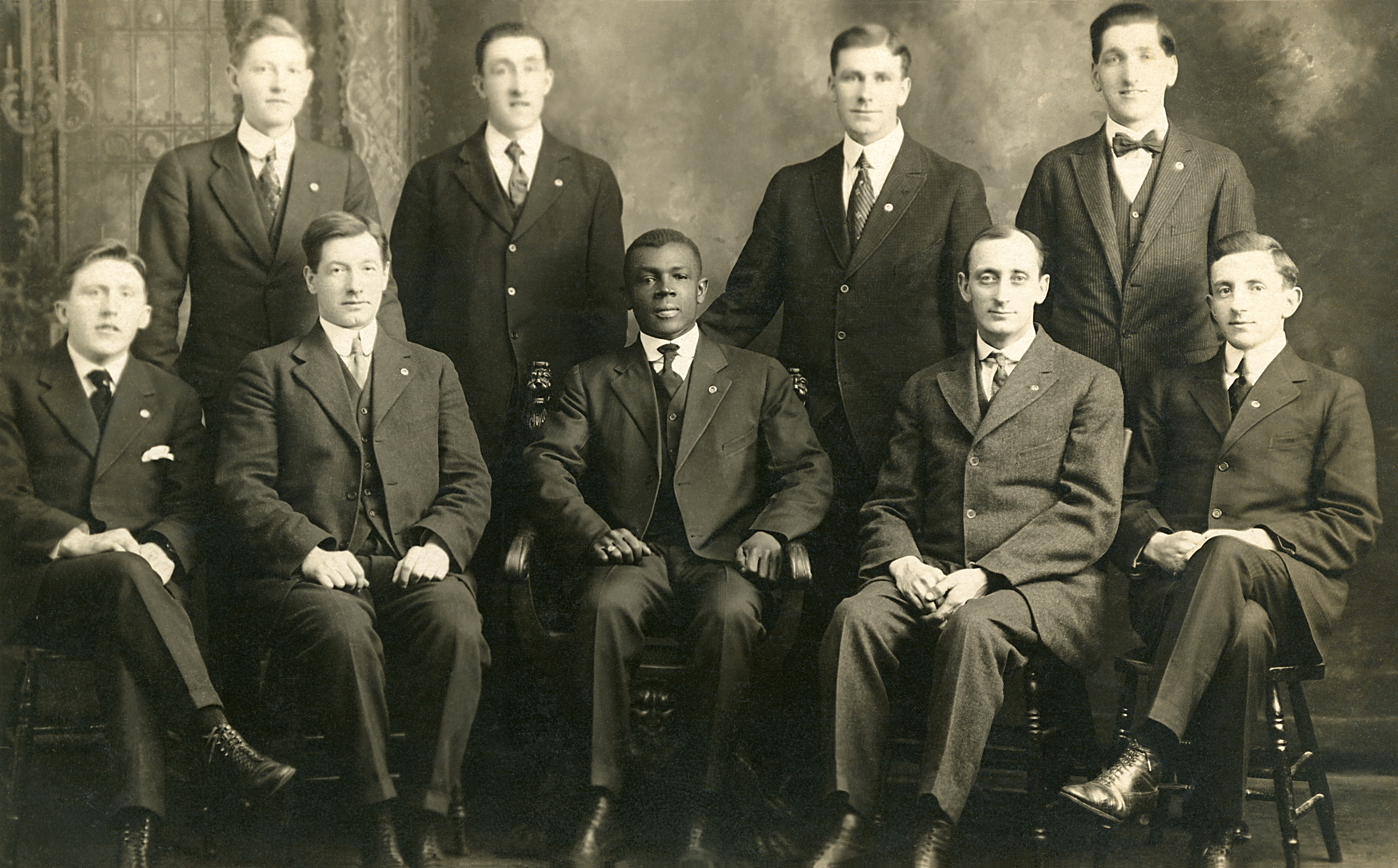 Photo d’un groupe d’hommes en complets.// Group picture of men in suits.