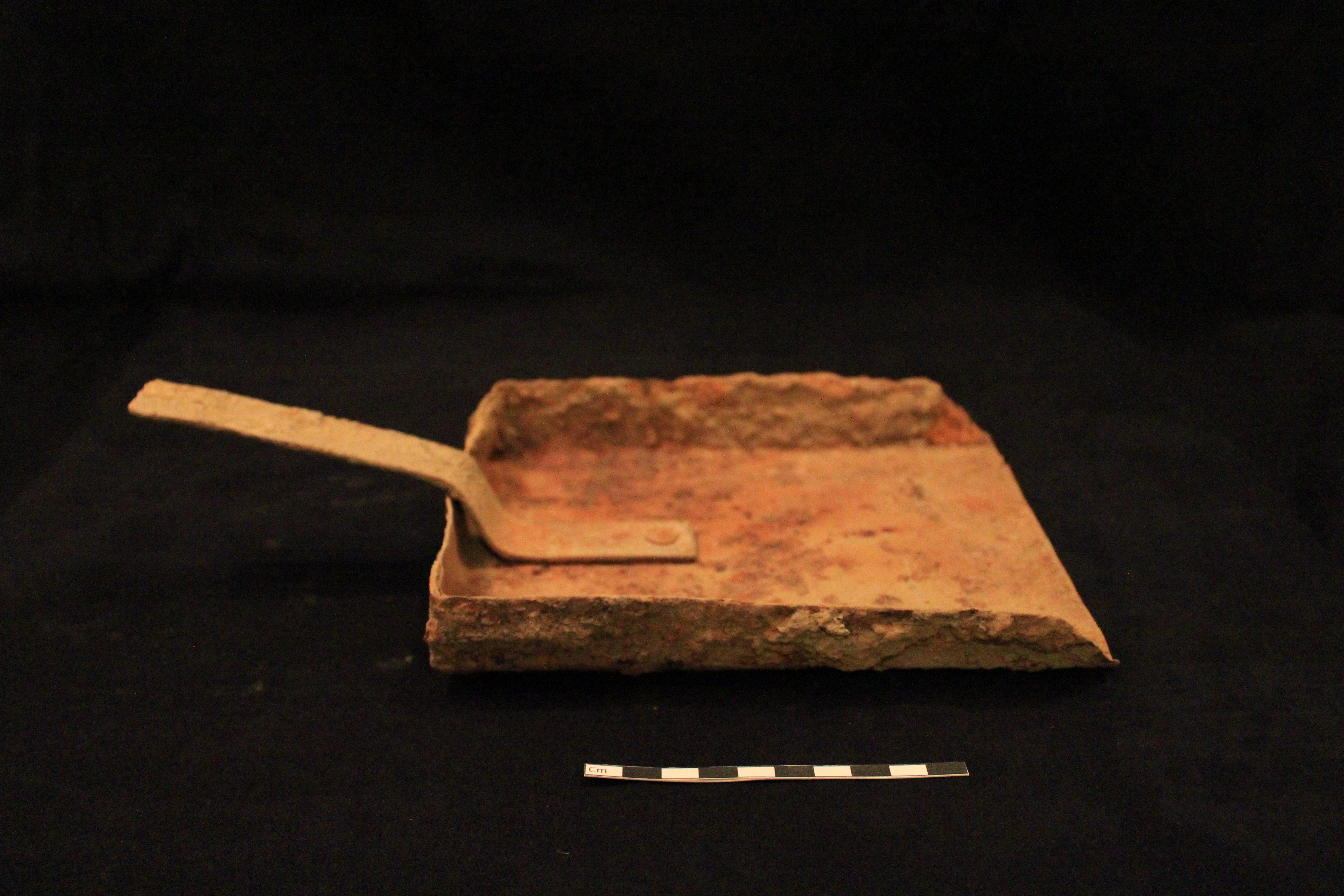 Une pelle en fer faite à la main.//A shovel made by hand of metal