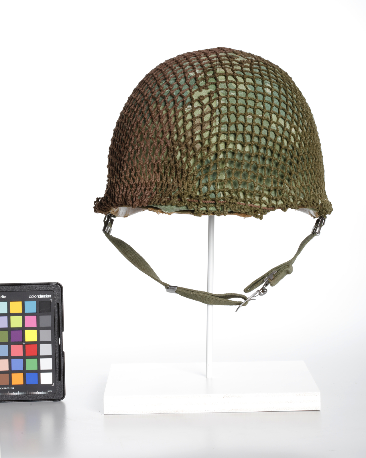 Casque vert avec filet et jugulaire.//Green helmet with netting and chin-strap.