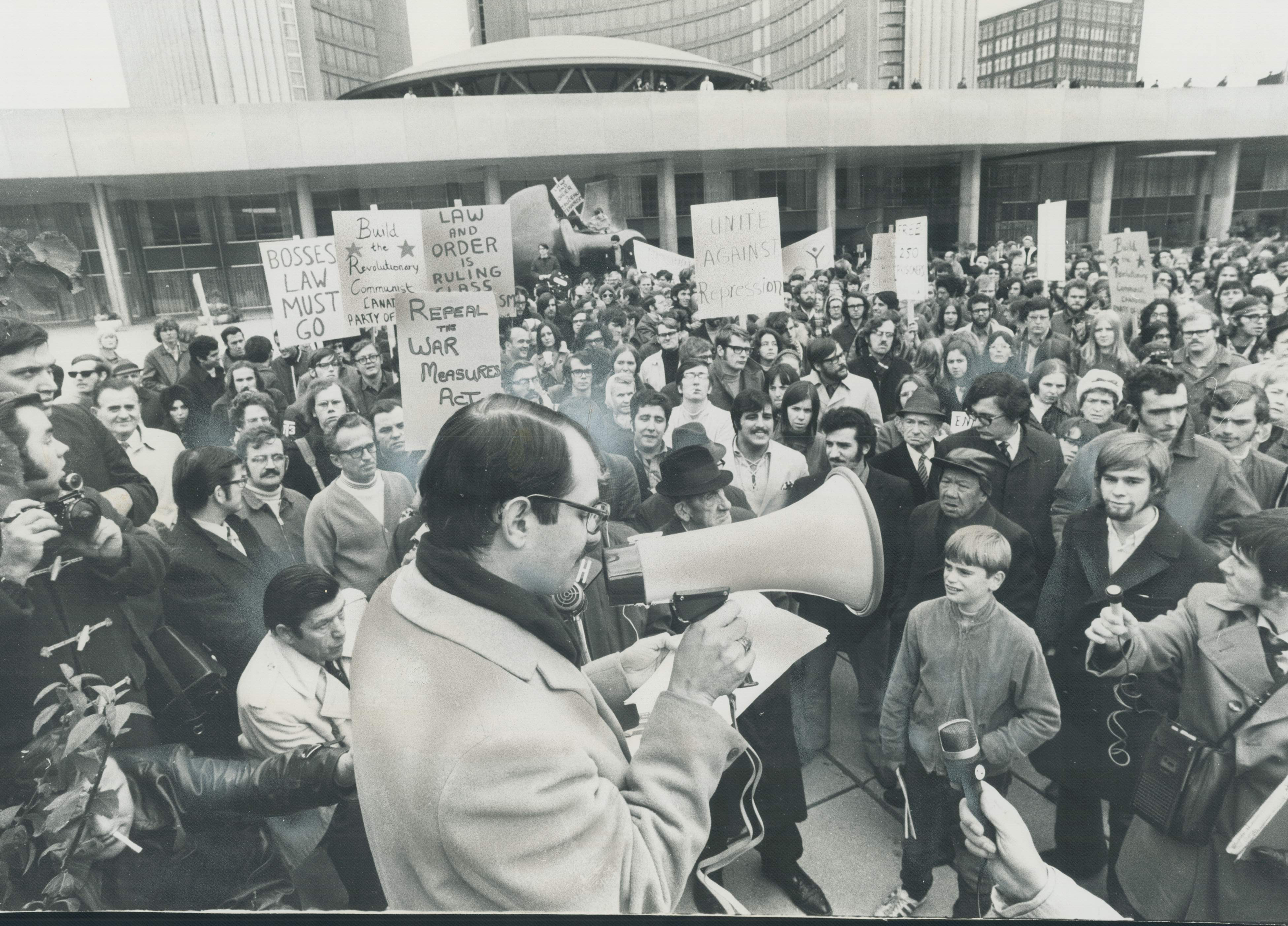 Groupe manifestant. // Group of people protesting.