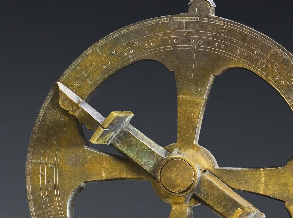 Astrolabe en bronze sur fond blanc. //Bronze astrolabe on a white background
