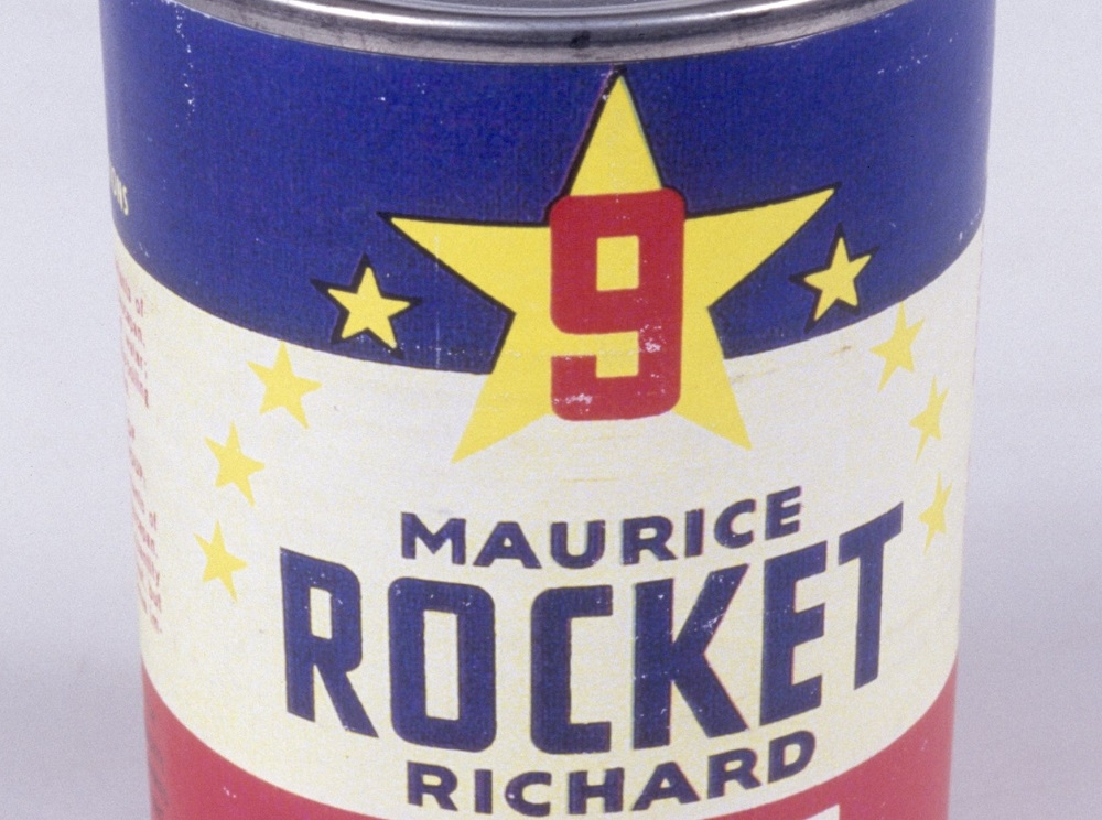 Boite de soupe avec une étiquette rayée bleu, blanc et rouge portant le nom et le numéro de chandail de Maurice Richard.//Tin of soup with a blue, white and red striped label featuring Maurice Richard’s name and jersey number