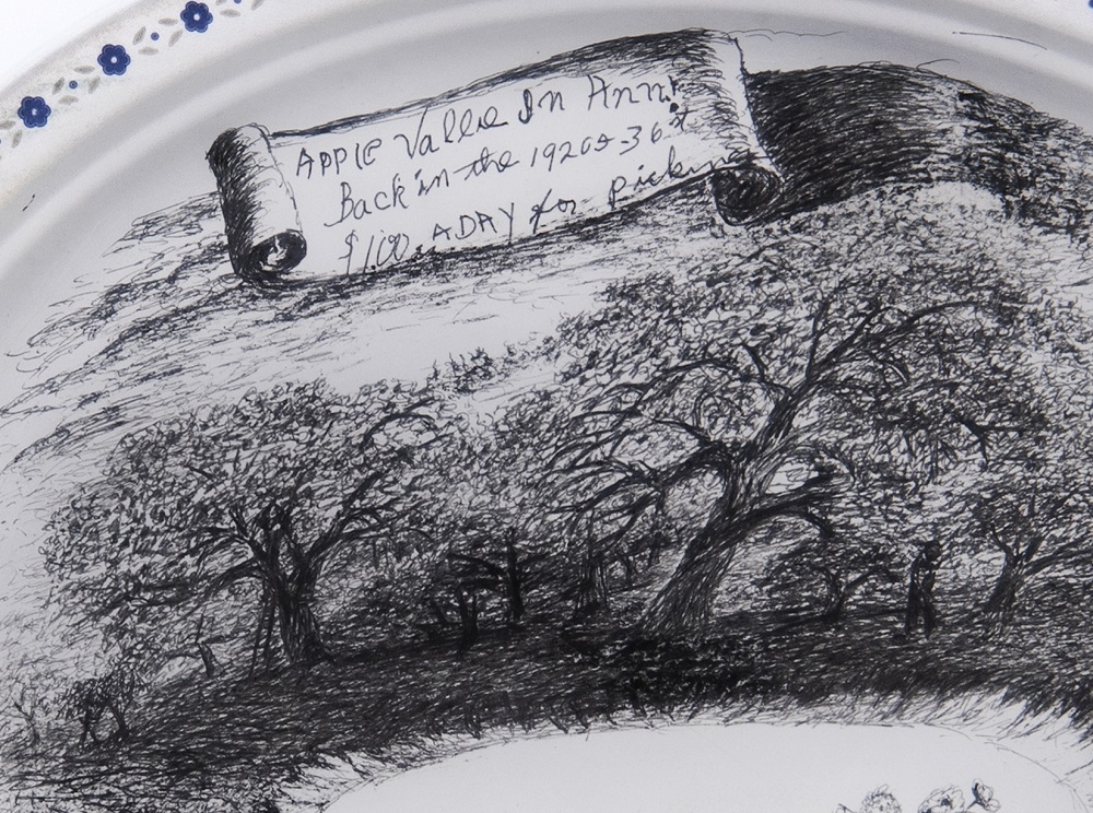 Dessin à l’encre d’un verger de pommes. L’inscription indique « Une pomme par jour éloigne le docteur pour toujours ». //Ink drawing of apple orchard. Inscription reads “Apple a day keeps doc away.”
