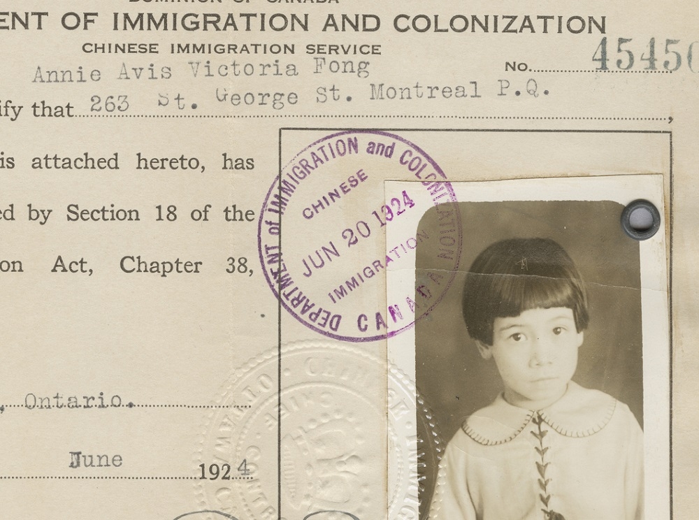 Carte délivrée par le ministère de l’Immigration et de la Colonisation pour Ann Fong.//Department of Immigration and Colonization card for Ann Fong