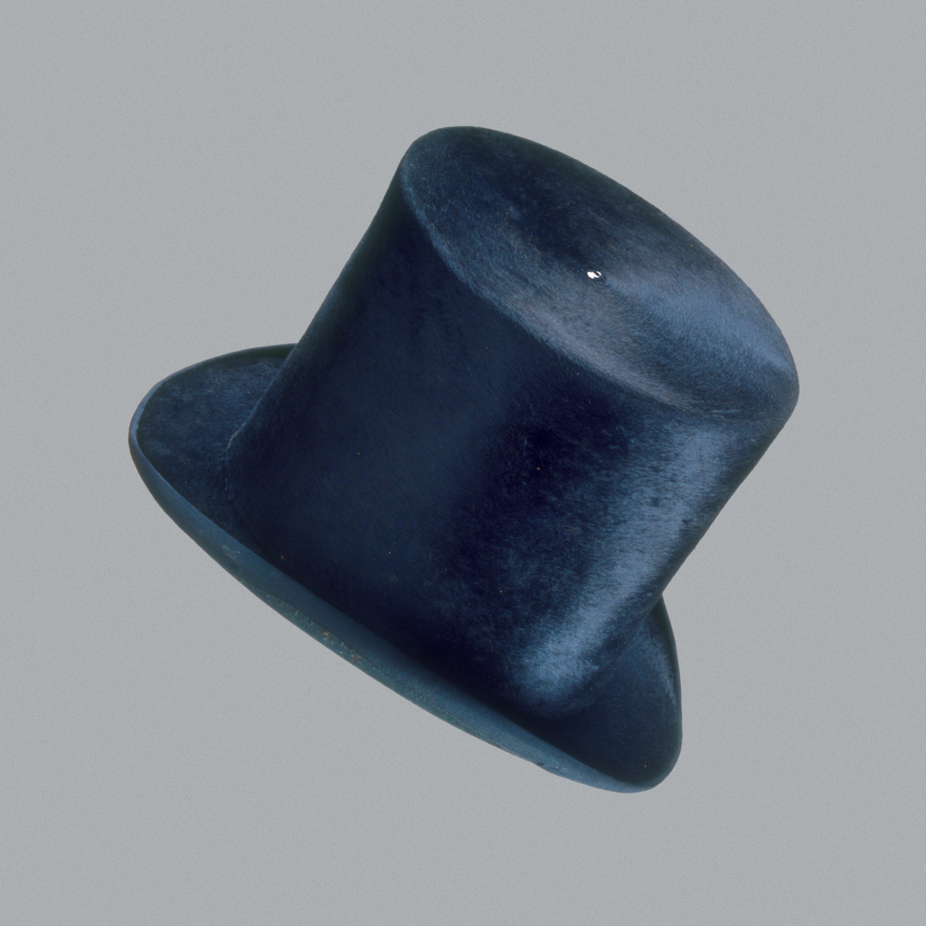 Grand chapeau haut de forme noir //Tall, black top hat