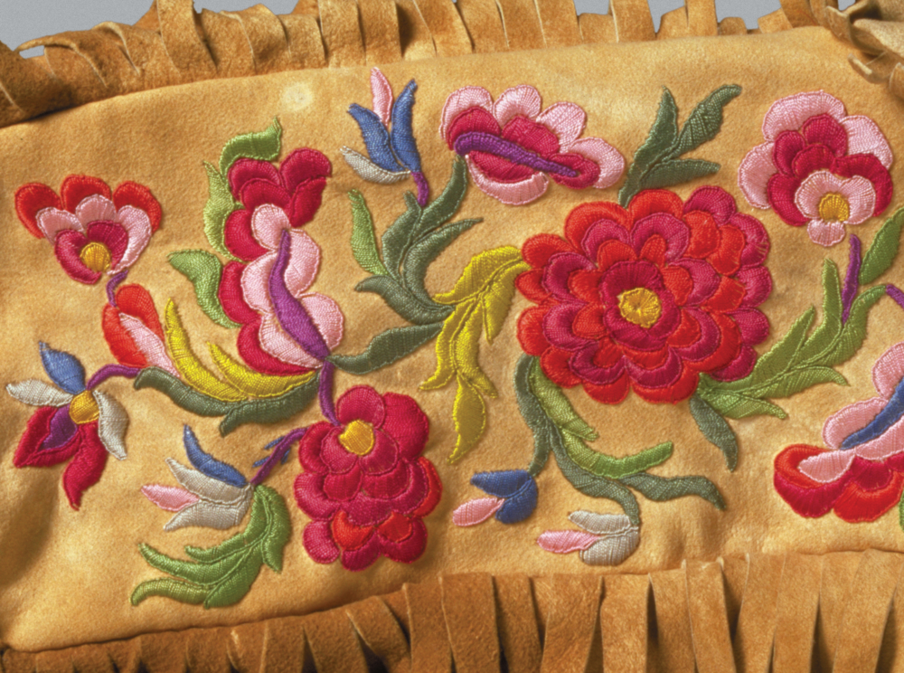 Motif de fleurs brodé sur une veste en cuir.//Flower pattern embroidered onto a hide jacket