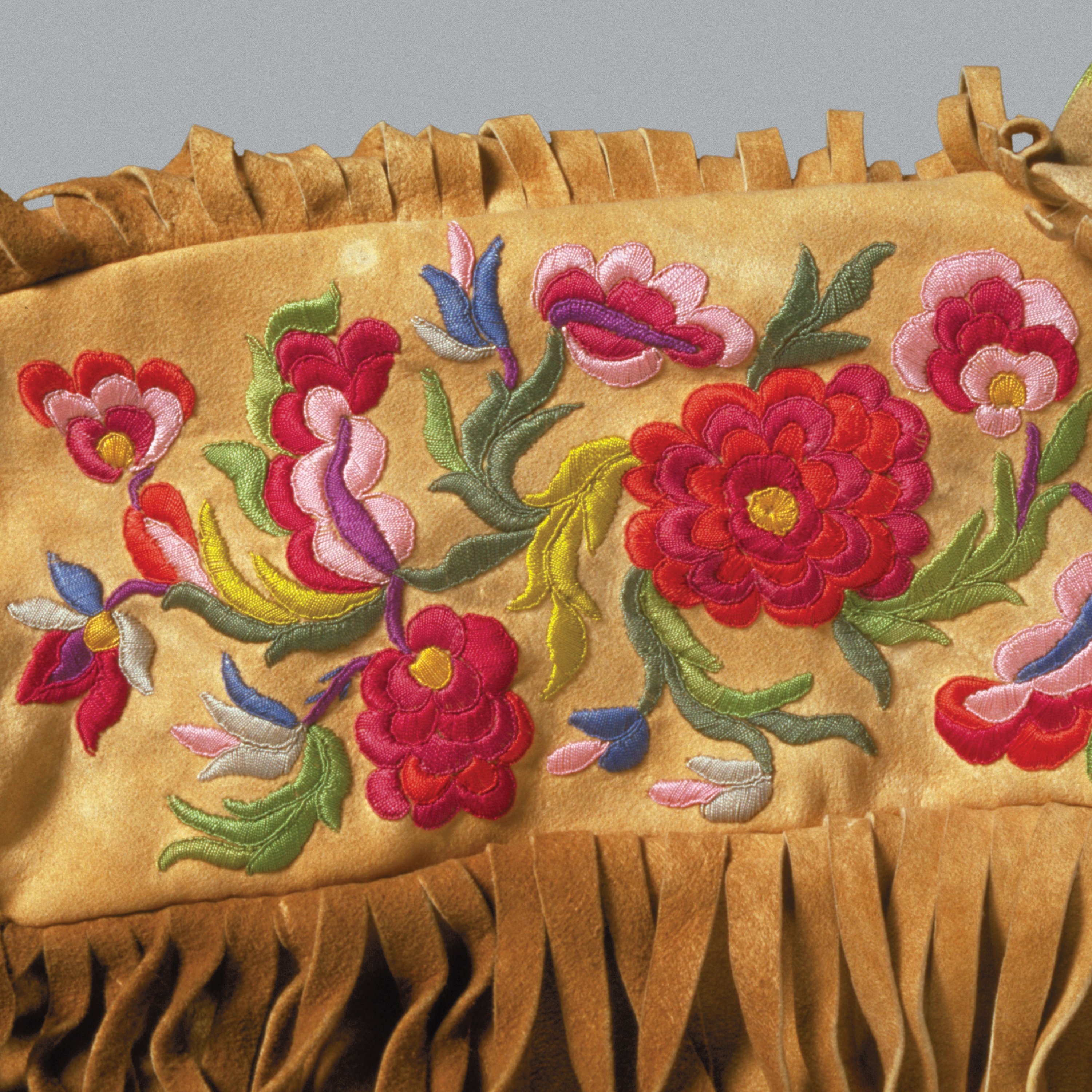 Motif de fleurs brodé sur une veste en cuir.//Flower pattern embroidered onto a hide jacket