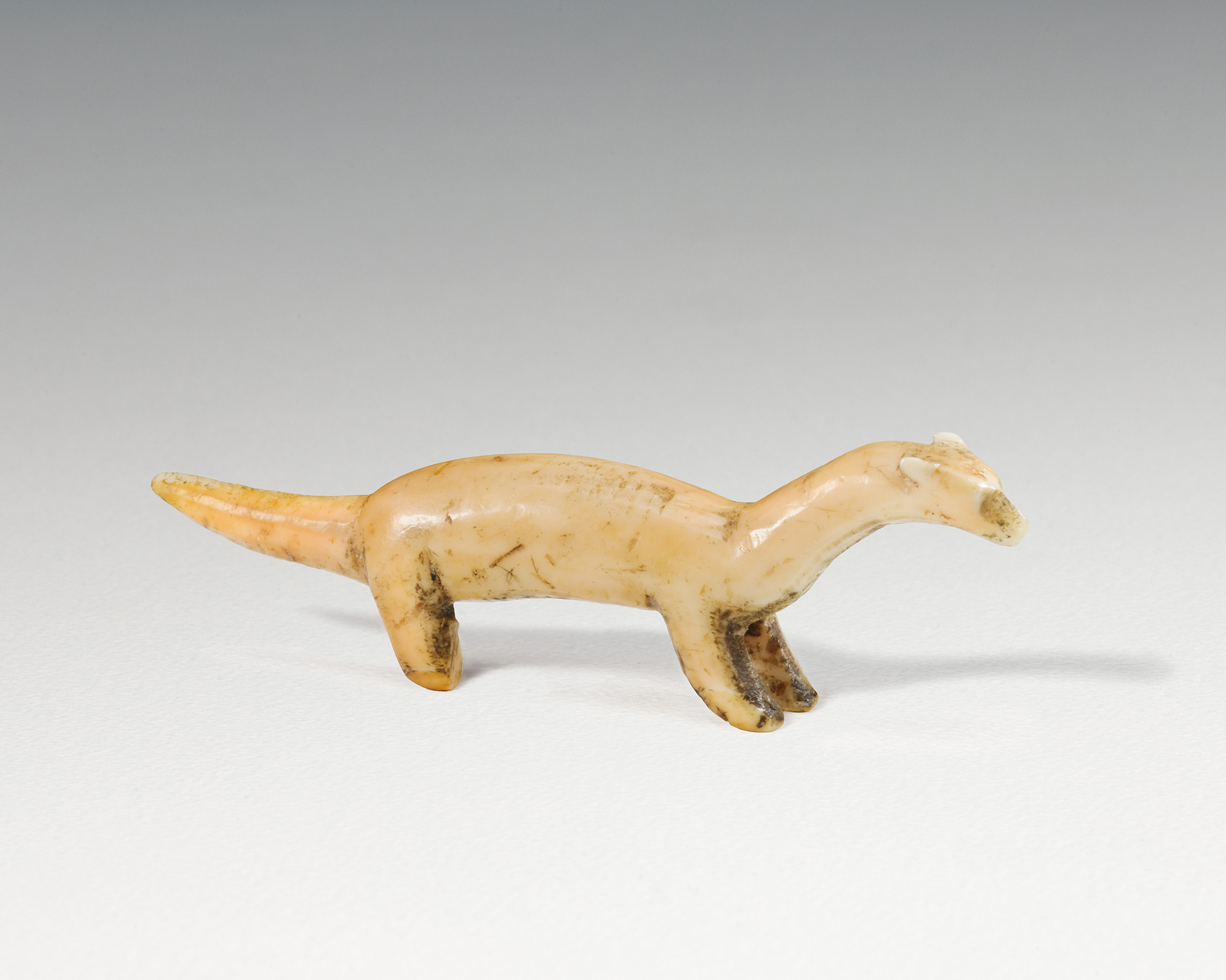 Sculpture en ivoire d’une belette. //Ivory carving of a weasel