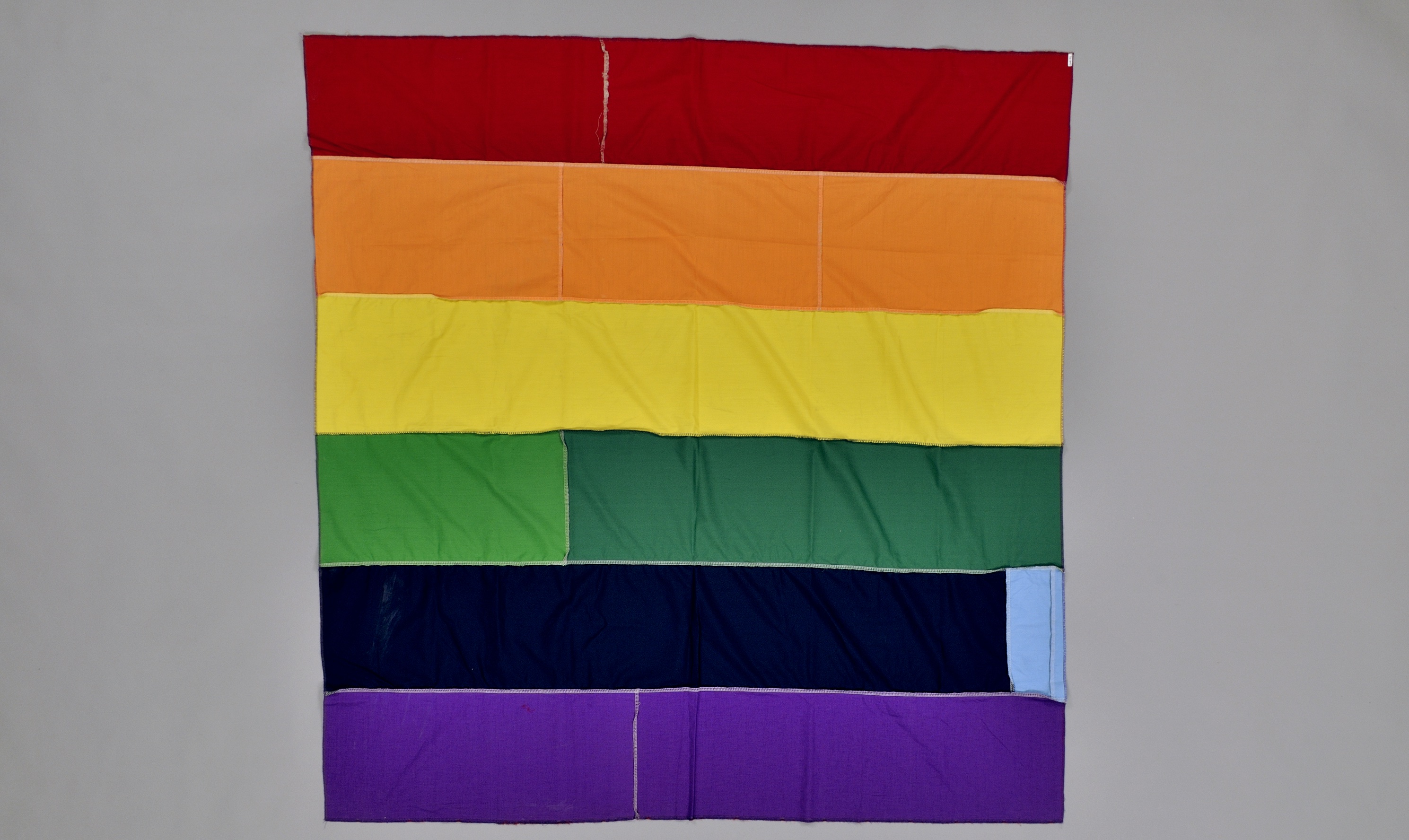 Section d’une bannière réalisée à partir de matériaux de différentes couleurs.//Section of a banner made from different-coloured materials