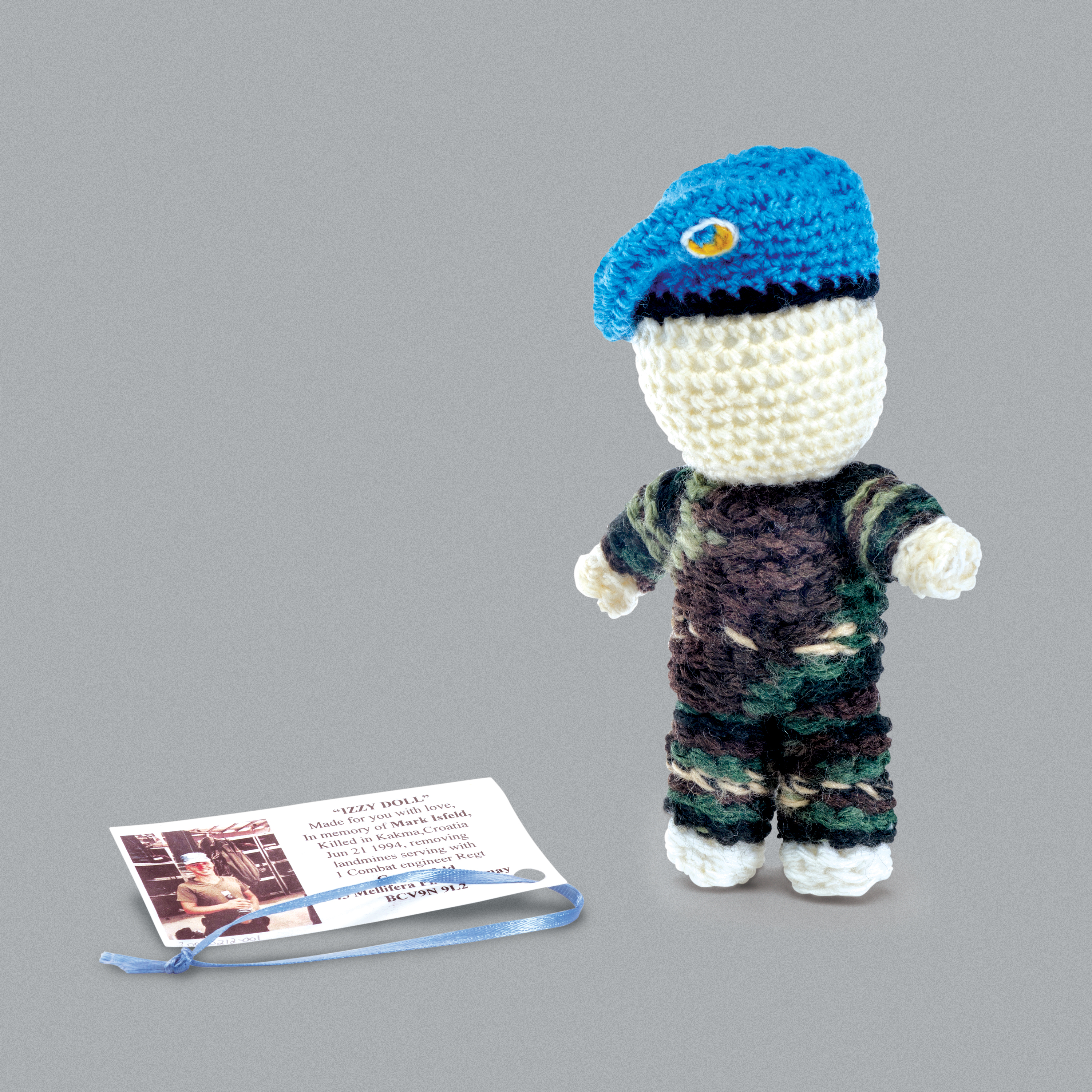 Petite poupée tricotée représentant un gardien de la paix canadien.//Small knitted doll to look like a Canadian peacekeeper