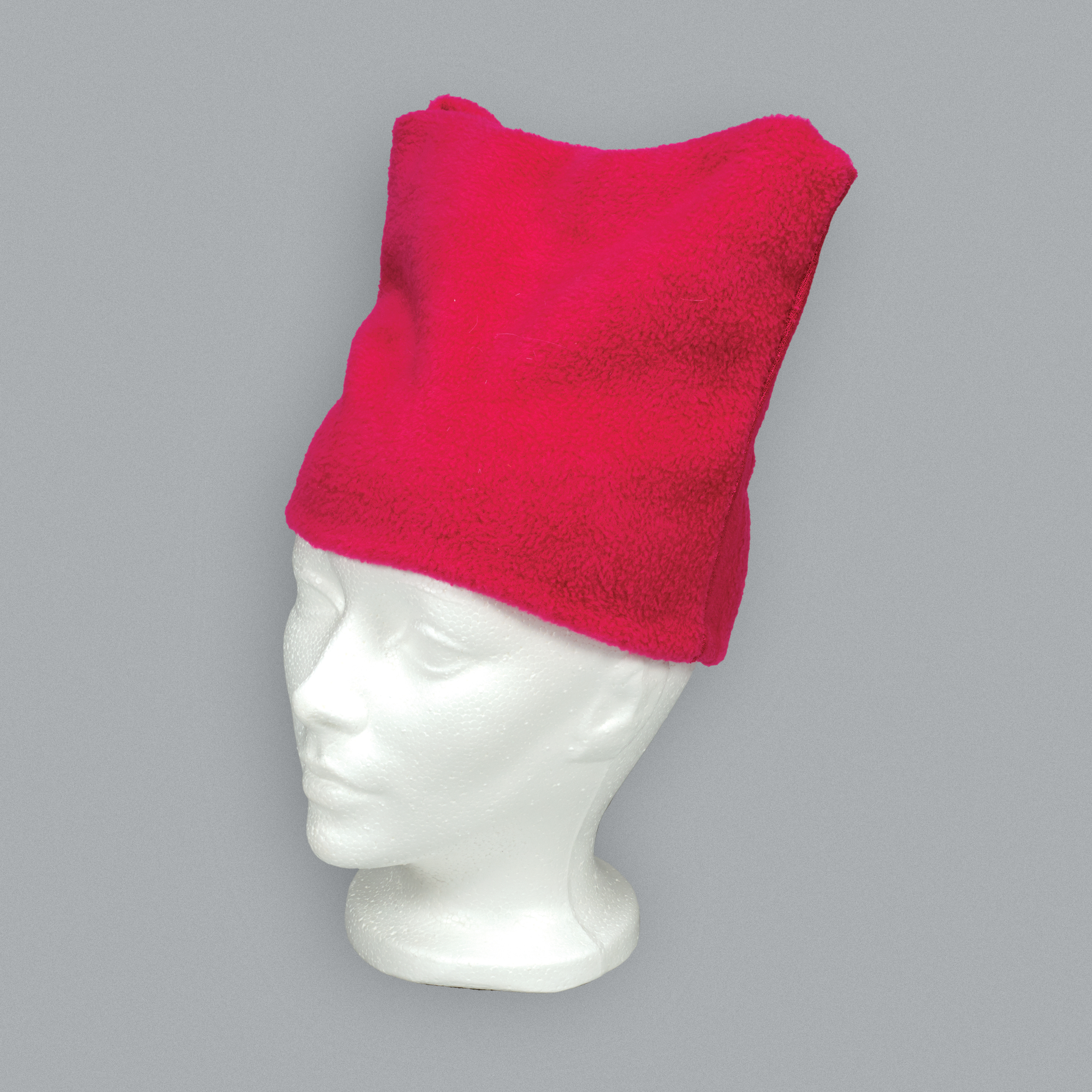 Chapeau rose sur une tête de mannequin.//Pink hat on a mannequin head