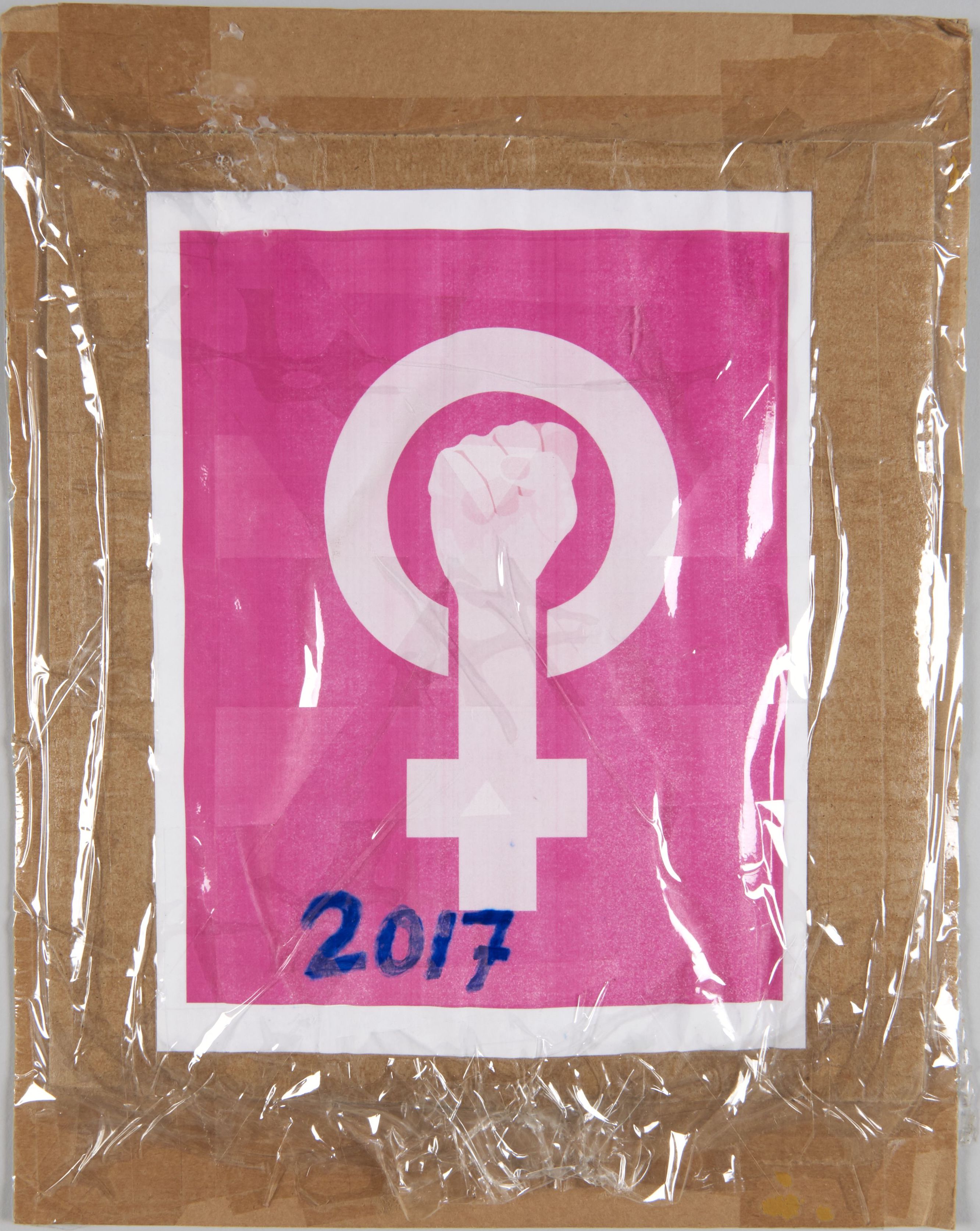 Devant d’une affiche rose avec un poing blanc et 2017. //Front of pink poster with white fist and 2017