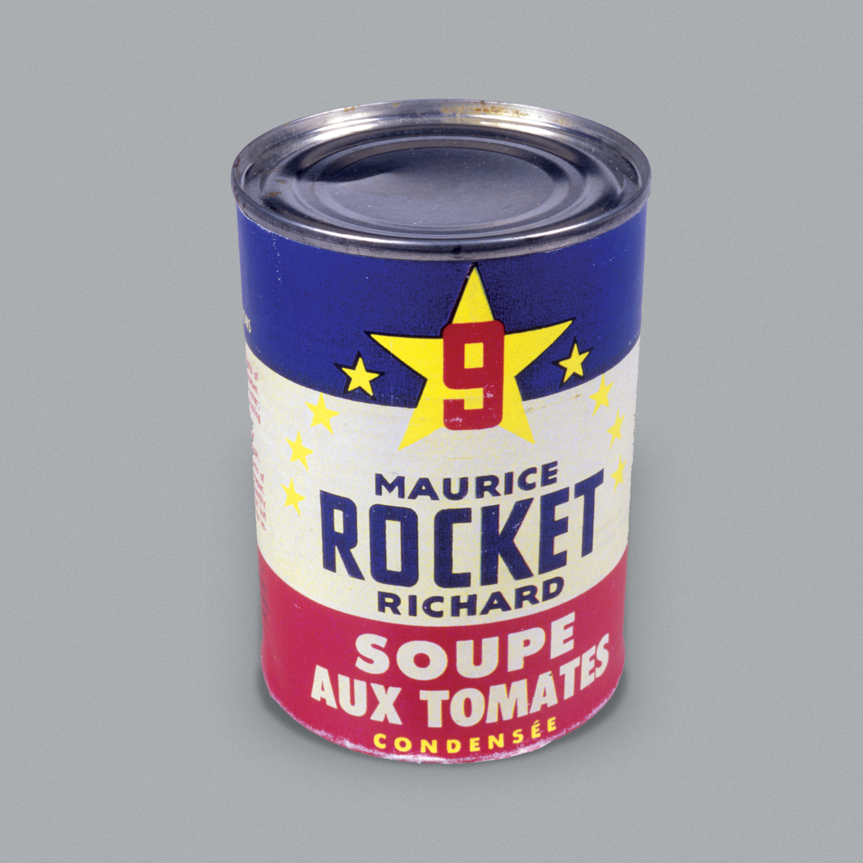 Boite de soupe avec une étiquette rayée bleu, blanc et rouge portant le nom et le numéro de chandail de Maurice Richard.//Tin of soup with a blue, white and red striped label featuring Maurice Richard’s name and jersey number