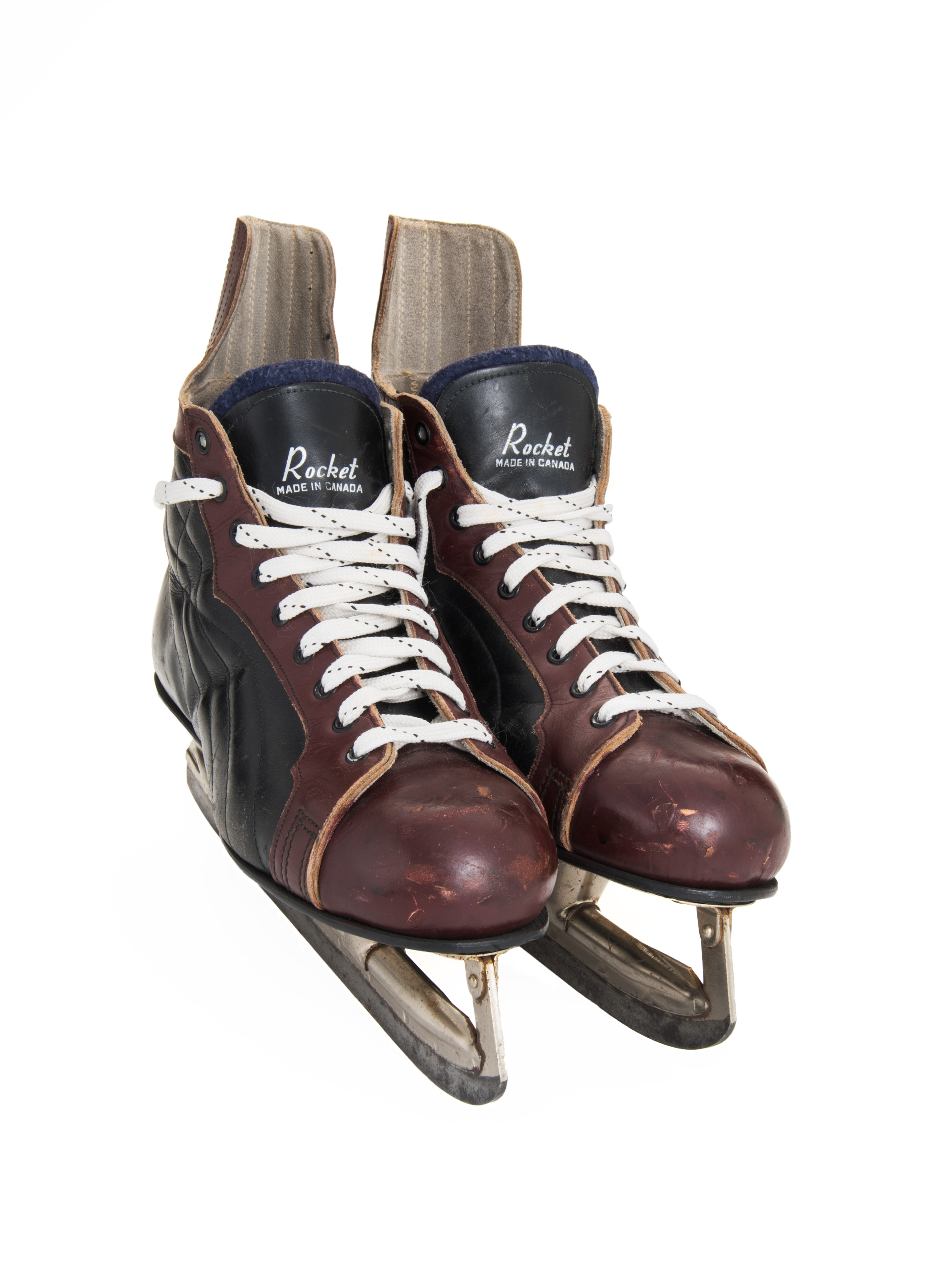 Paire de patins de hockey brun//Pair of brown hockey skates