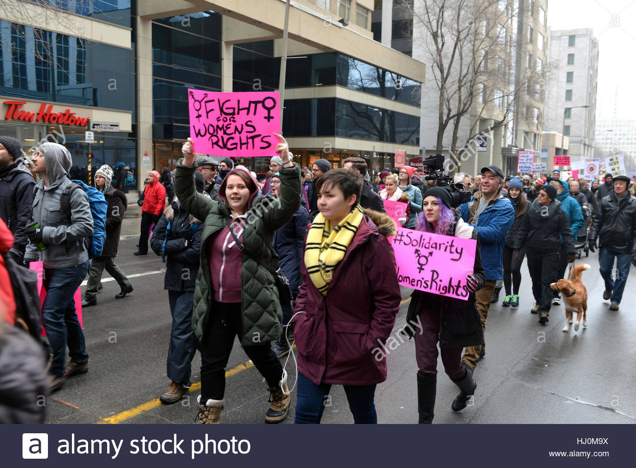 Femmes manifestant dans la rue avec des pancartes.//Women marching with signs