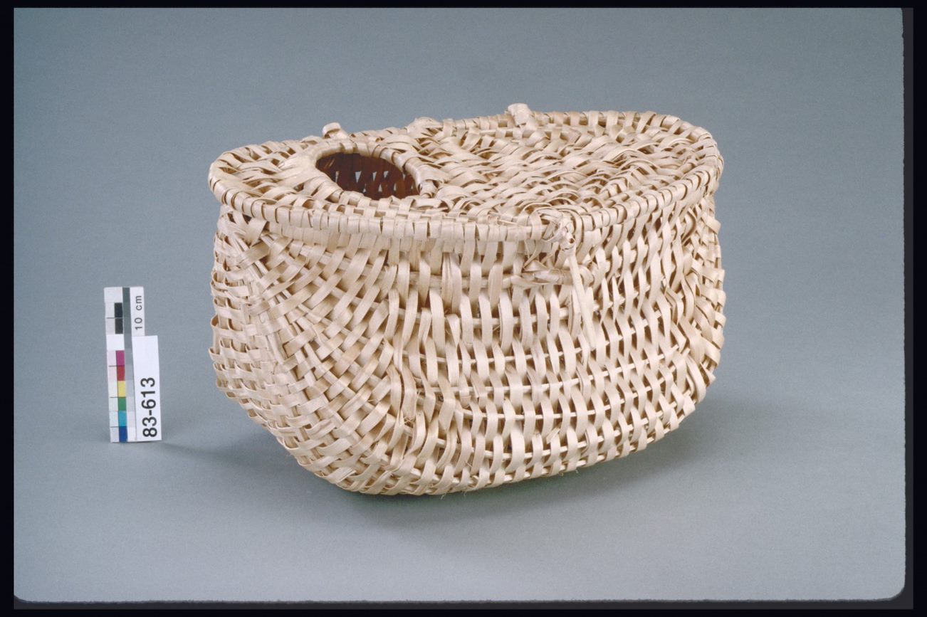 Basket with lid and fastener, made of strips of maple. - 