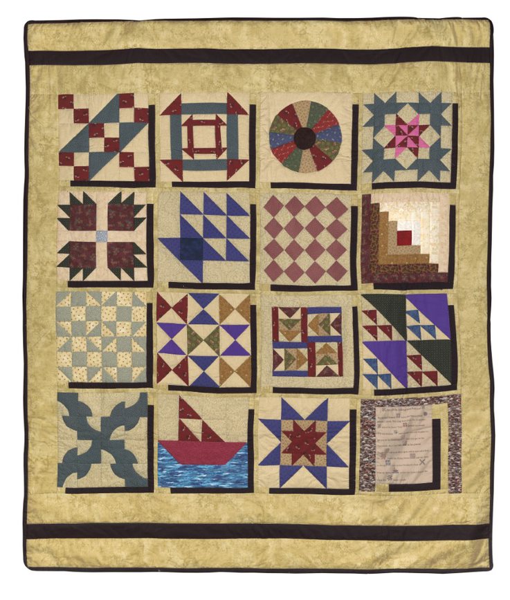 A colourful quilt with a tan background and 16 different quilt blocks. - Courtepointe colorée avec un fond beige et 16 carrés différents