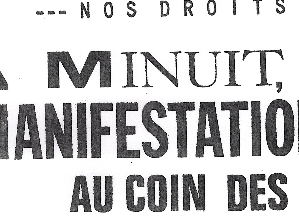 Zoom d'une affiche en noir et blanc avec texte en français. Zoom of a black-and-white poster with French text.