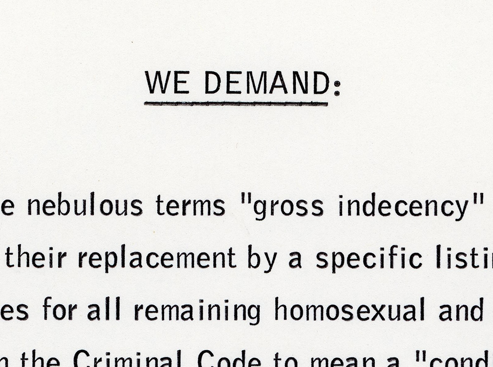 Zoom d'un document avec des caractères noirs sur du papier blanc. A close-up of a document with black typing on white paper.