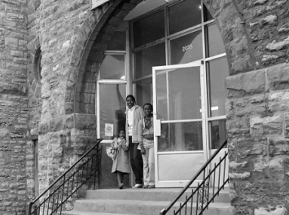 Photographie en noir et blanc de trois personnes quittant l’édifice de l’Union United Church.