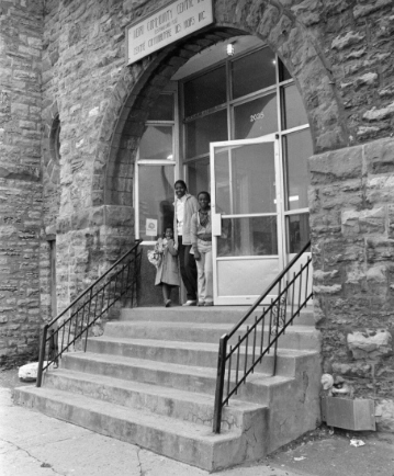 Photographie en noir et blanc de trois personnes quittant l’édifice de l’Union United Church.