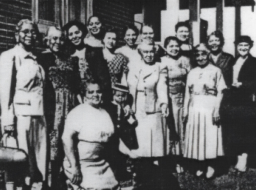 Photographie en noir et blanc de quelques membres du Club des femmes de couleur