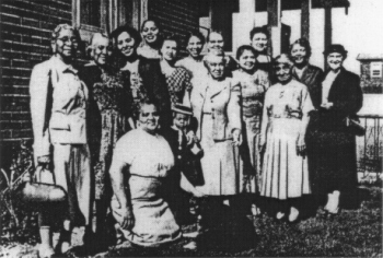Photographie en noir et blanc de quelques membres du Club des femmes de couleur