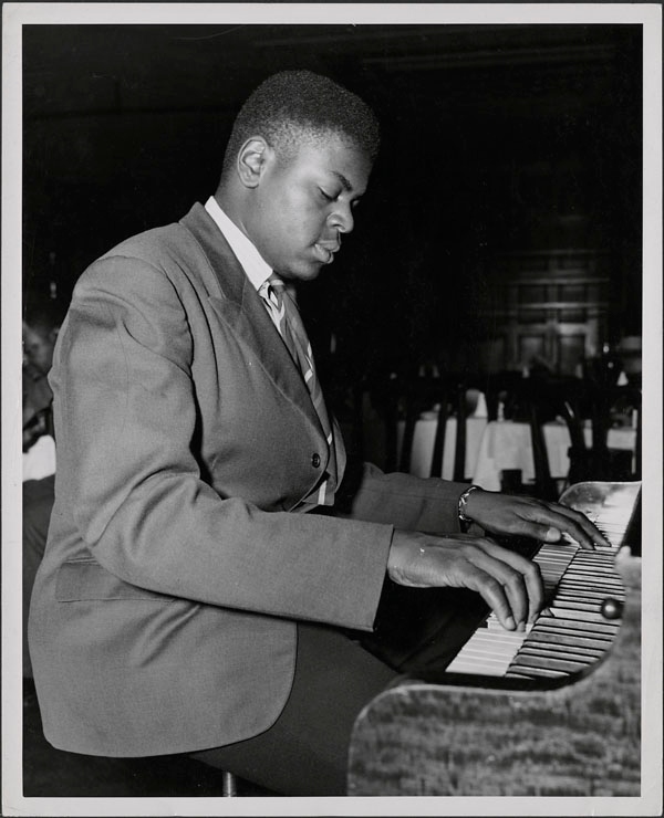 Photographie en noir et blanc d’Oscar Peterson jouant du piano