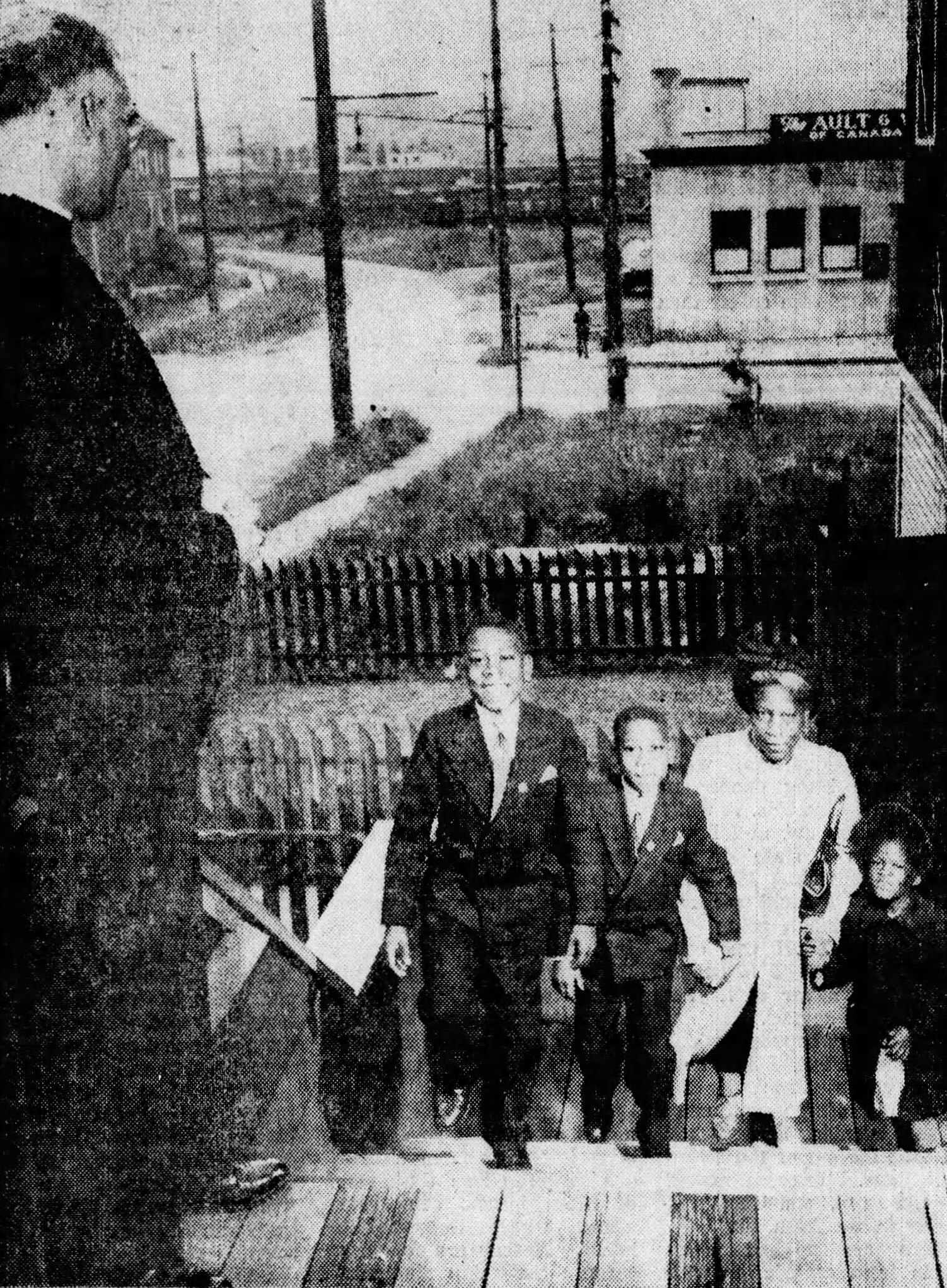 Photographie en noir et blanc d’enfants montant les marches d’une église.