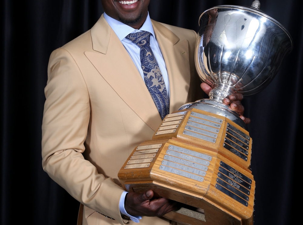 Photo couleur de P.K. Subban posant avec le trophée James-Norris