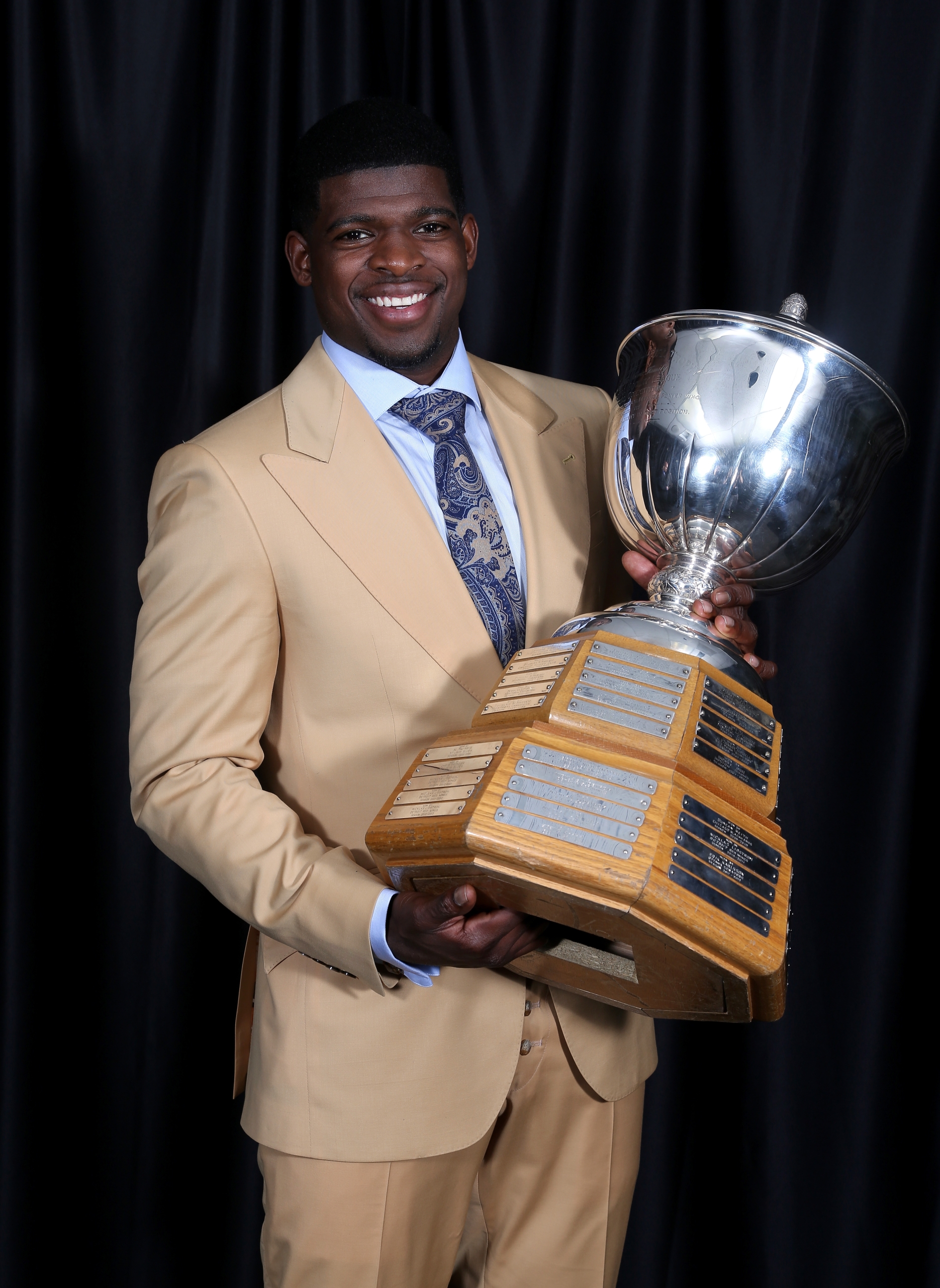 Photo couleur de P.K. Subban posant avec le trophée James-Norris