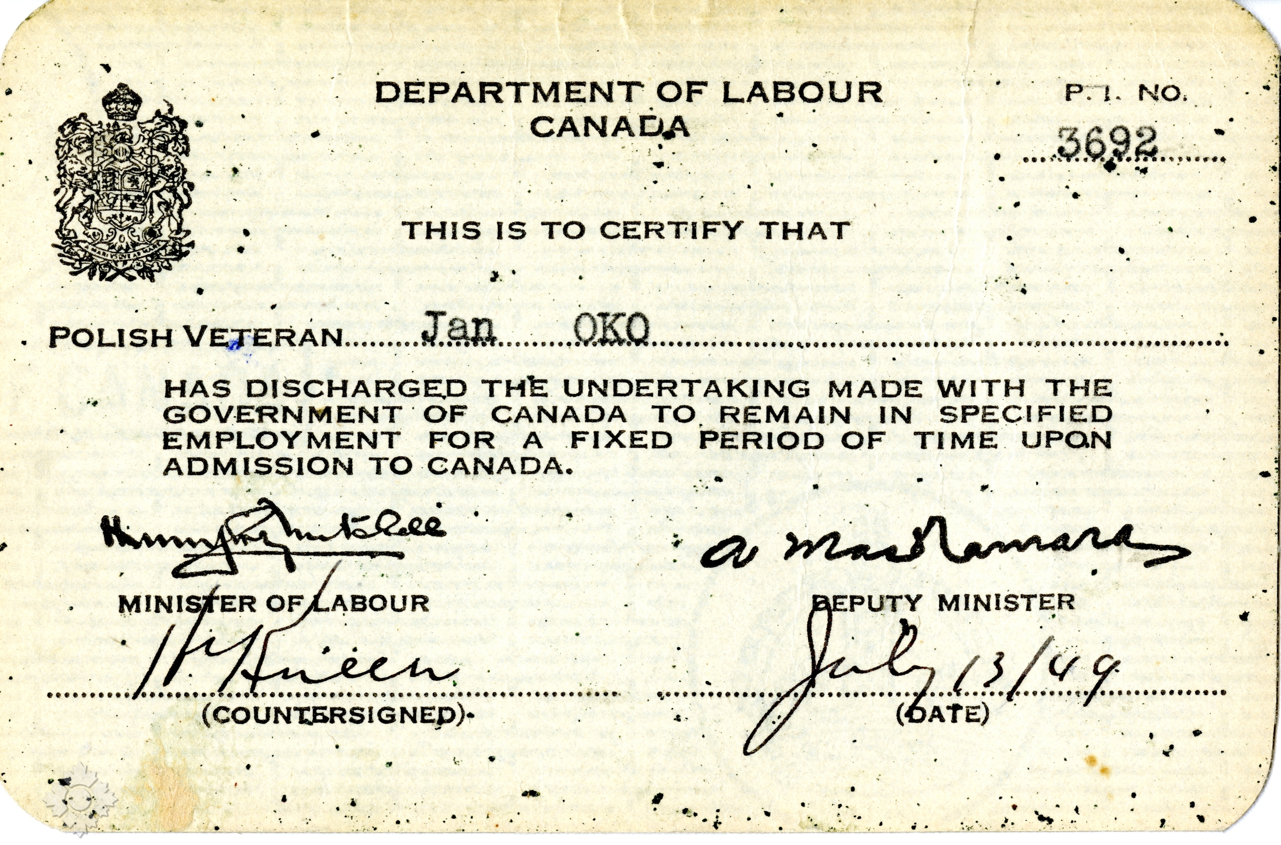 Une petite carte d’identité blanc cassé avec les armoiries du Canada en noir, des caractères noirs, des signatures en noir, une date manuscrite et l’en-tête « Department of Labour » (ministère du Travail).