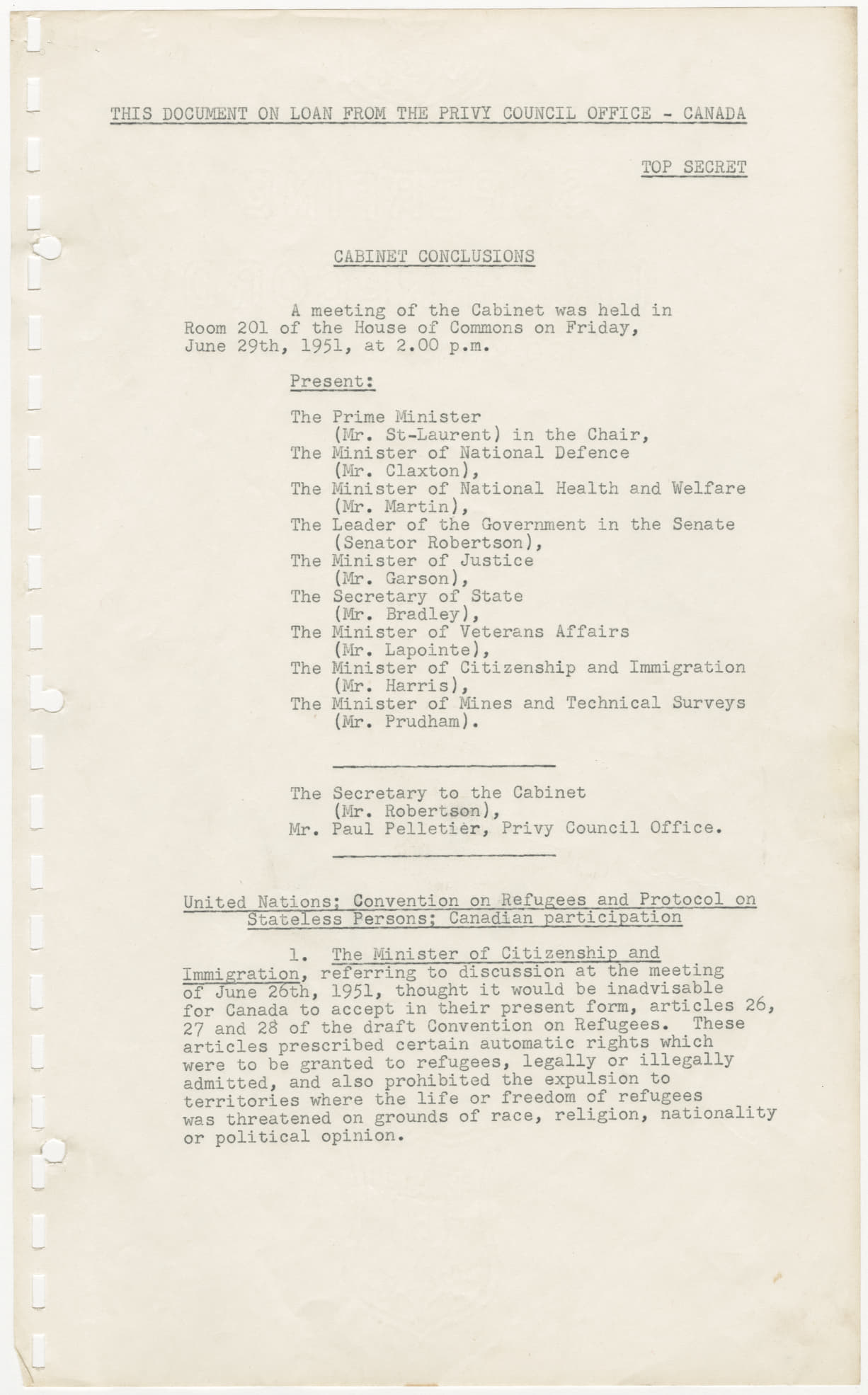 Une longue feuille de papier blanc perforée à gauche. Le procès-verbal d’une réunion du Cabinet canadien y a été dactylographié en noir.