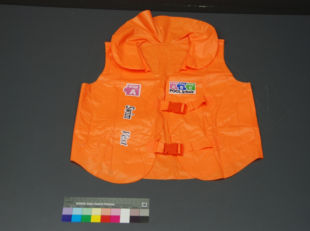 Gilet de sauvetage orange vif.
