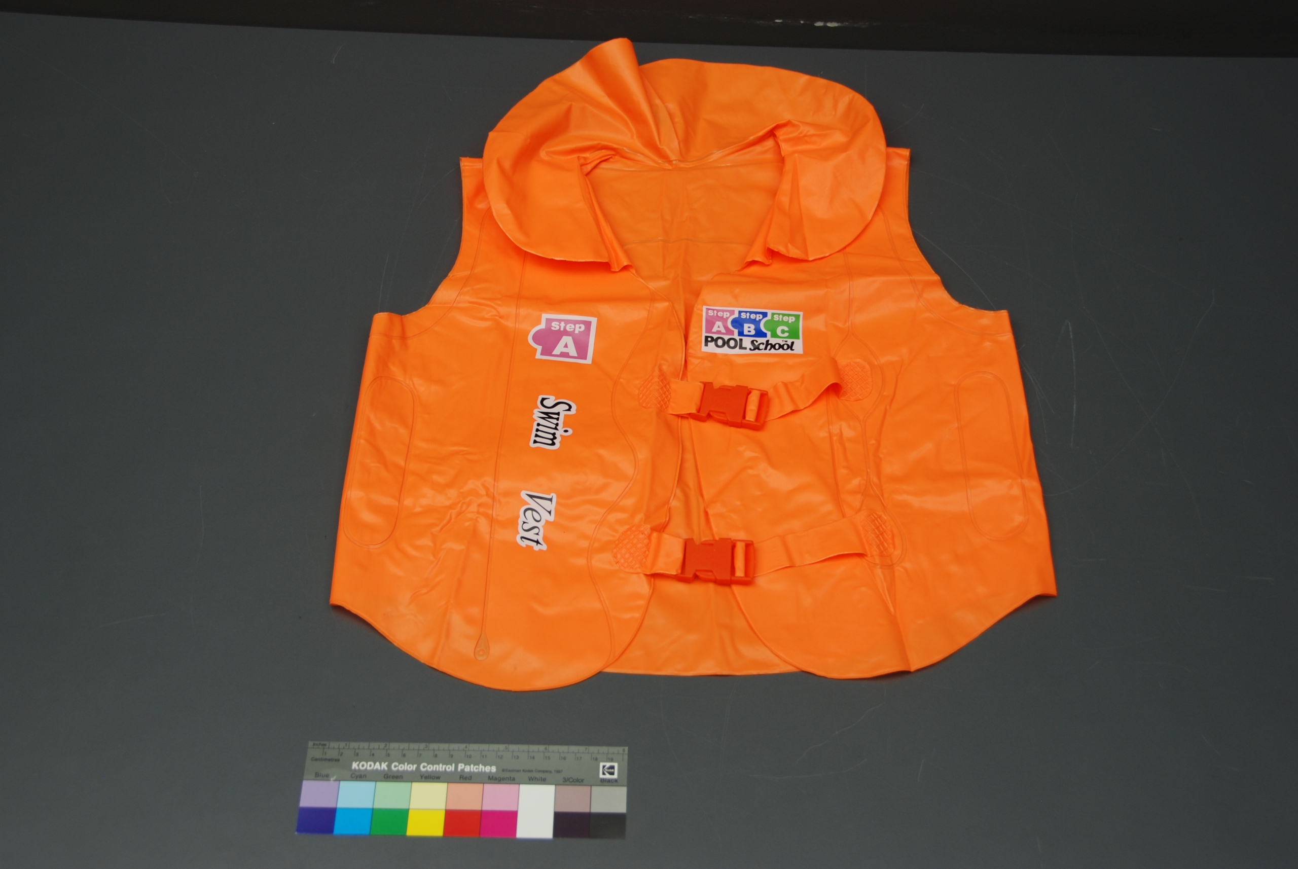 Gilet de sauvetage orange vif.